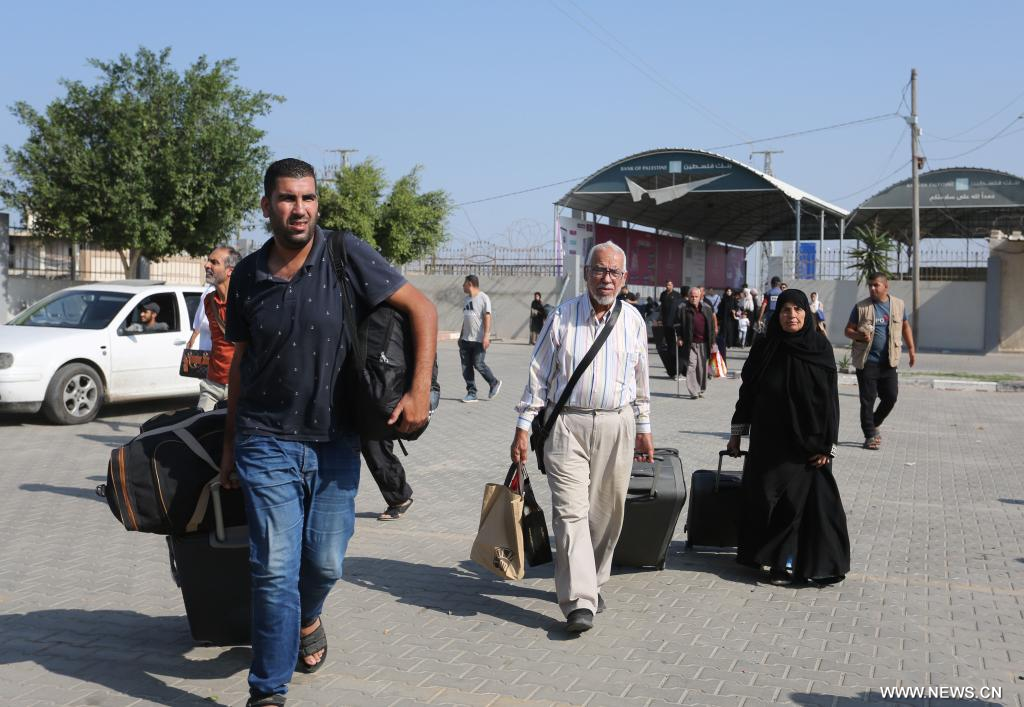 335 مسافرا من حملة الجوازات الأجنبية يغادرون قطاع غزة إلى مصر