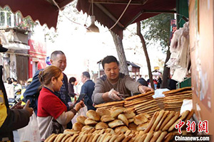 من مخبز صغير إلى سلسلة متاجر، قصة نجاح أربعة إخوة من شينجيانغ في صناعة خبز النان