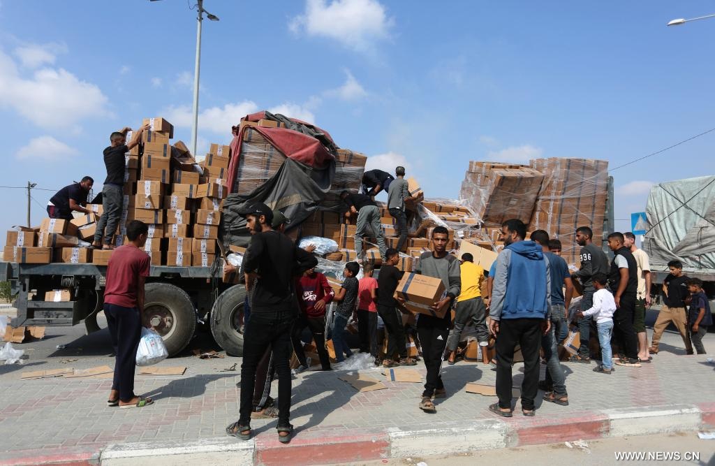مساعدات إنسانية تدخل قطاع غزة المحاصر عبر معبر رفح