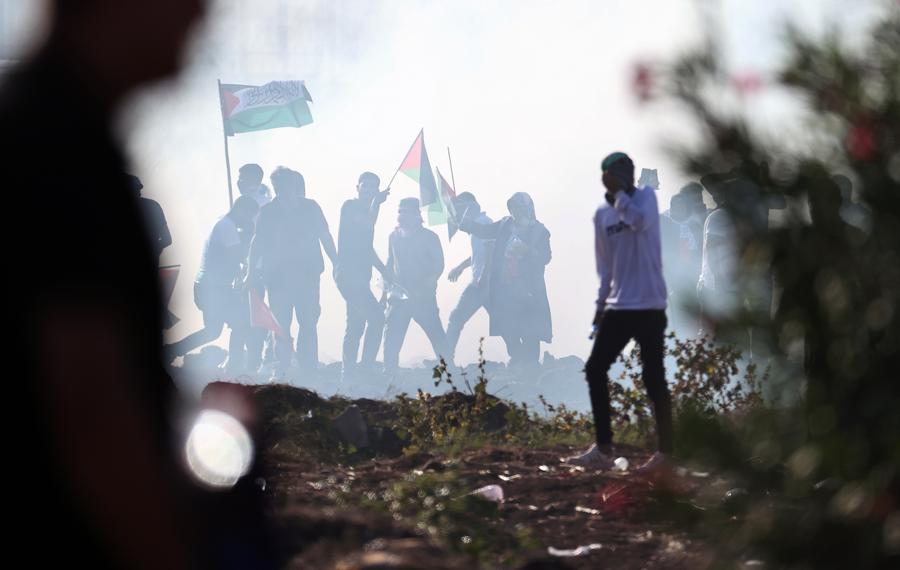 احتشاد المئات لدعم الفلسطينيين خارج قاعدة إنجرليك الجوية جنوبي تركيا