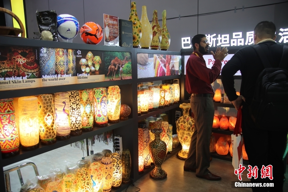 المصابيح الباكستانية المصنوعة من جلود الجمال تظهر لأول مرة في معرض الصين الدولي للاستيراد