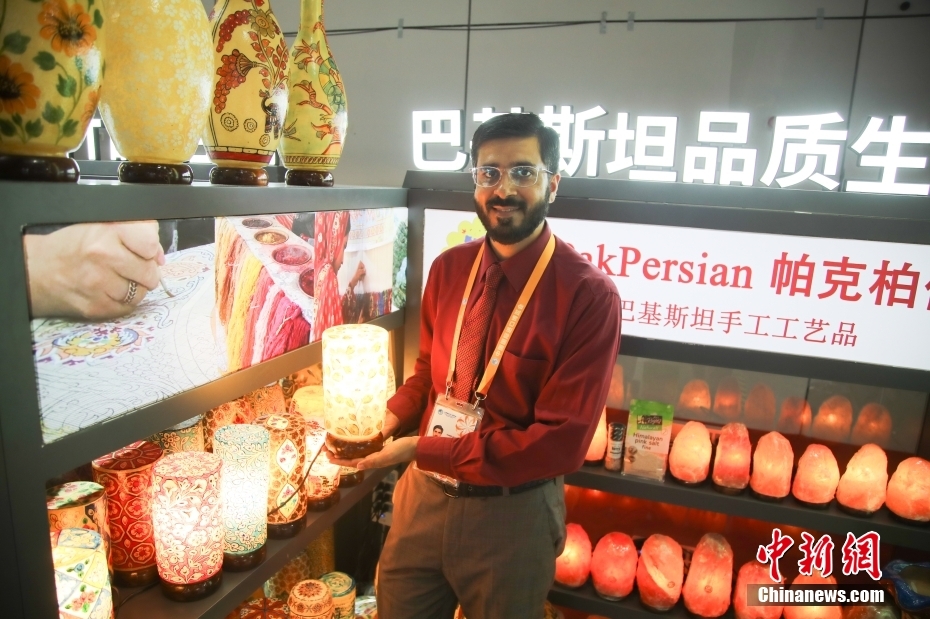 المصابيح الباكستانية المصنوعة من جلود الجمال تظهر لأول مرة في معرض الصين الدولي للاستيراد