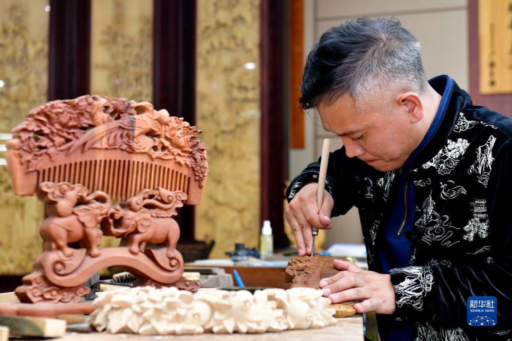 المشط الخشبي، حرفة قديمة تسهم في انتعاش اقتصاد الأرياف بشاندونغ