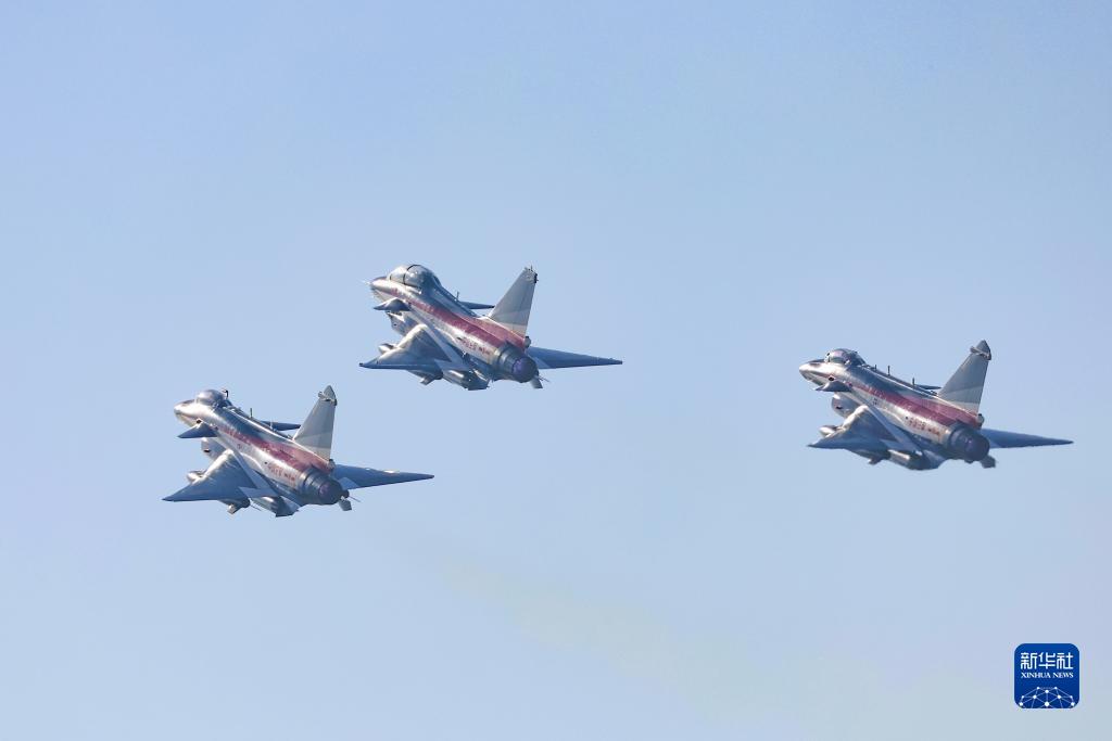 فريق استعراضات جوية تابع لجيش التحرير الشعبي الصيني يسطع في معرض دبي للطيران