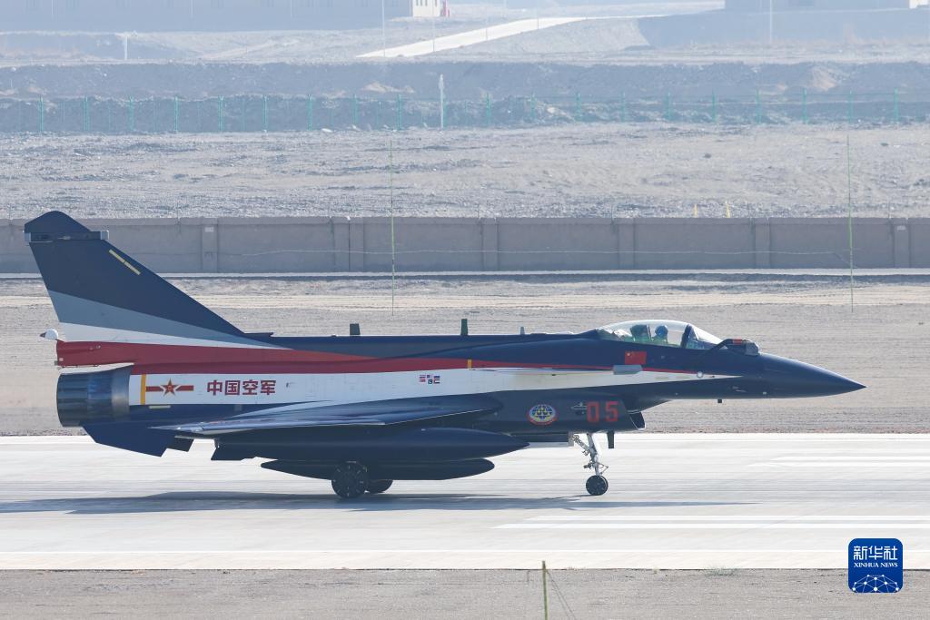 فريق استعراضات جوية تابع لجيش التحرير الشعبي الصيني يسطع في معرض دبي للطيران