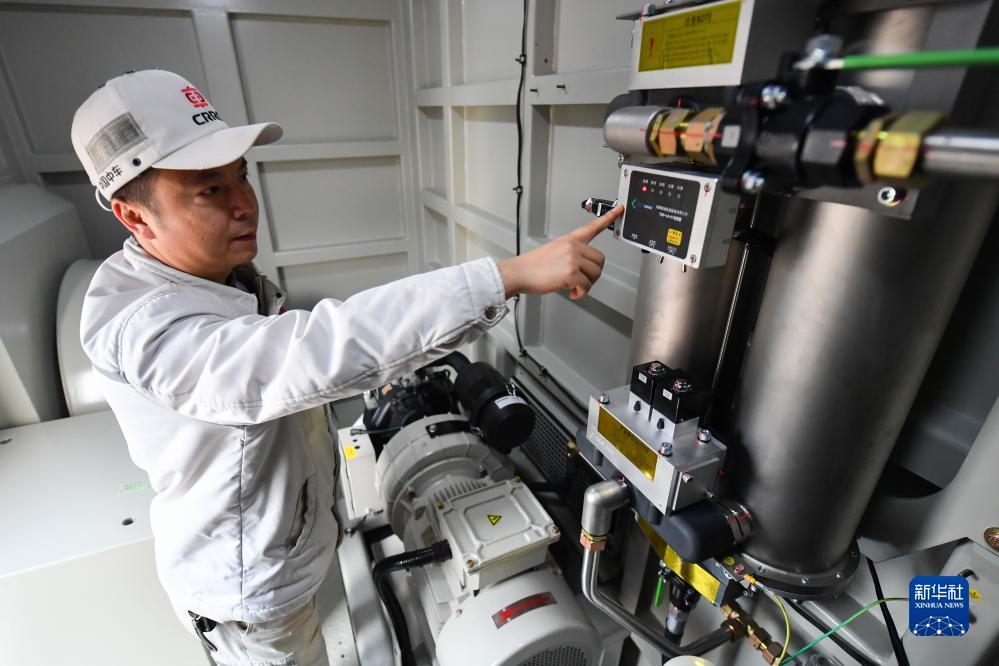 شركة صينية تنجح قاطرة سحب كهربائية عالية القدرة