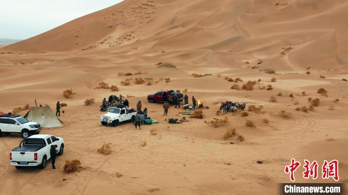 الرعاة في صحراء منغوليا الداخلية يبدؤون نقل الإبل نحو المراعي الشتوية