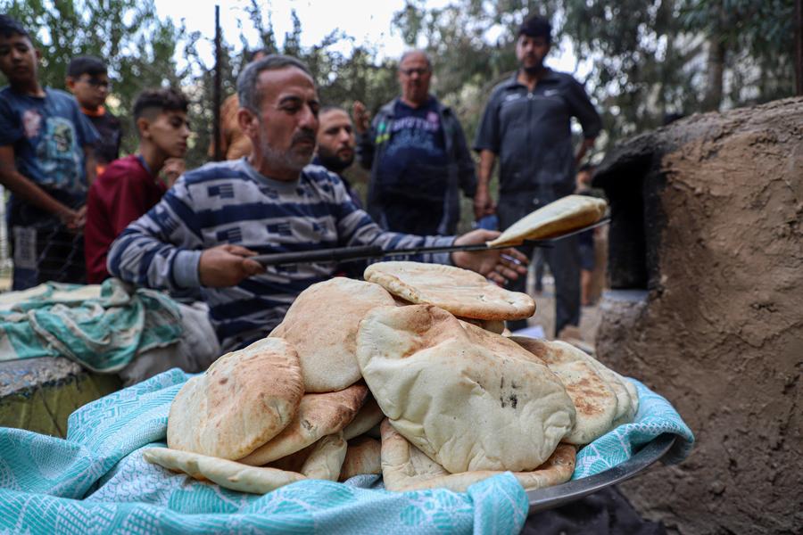 الفلسطينيون يعانون للحصول على الحد الأدنى من الطعام في ظل نفاد السلع الغذائية