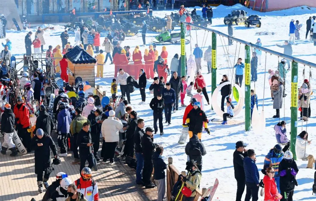 منتجعات التزلج في شينجيانغ تستقبل موسم الثلوج الجديد