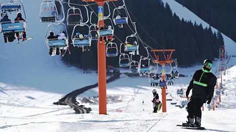 منتجعات التزلج في شينجيانغ تستقبل موسم الثلوج الجديد