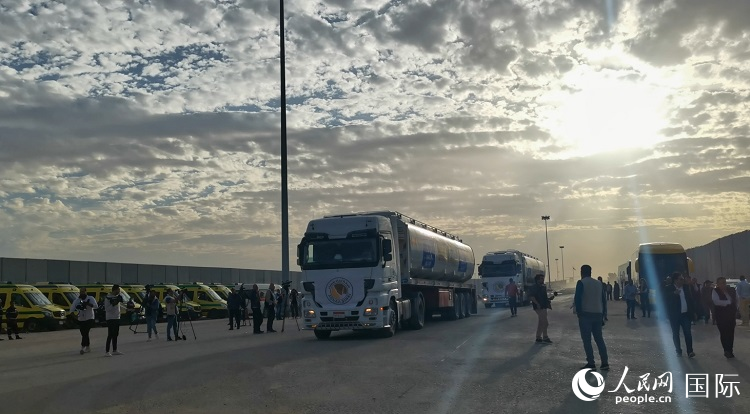 22 نوفمبر، شاحنة محملة بالوقود تستعد لدخول غزة عبر معبر رفح. الصورة / شن شياو شياو، صحيفة الشعب اليومية أونلاين
