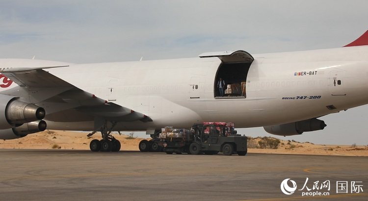 22 نوفمبر، هبوط طائرة تحمل إمدادات إنسانية في مطار العريش. الصورة/ شين شياو شياو، صحيفة الشعب اليومية أونلاين