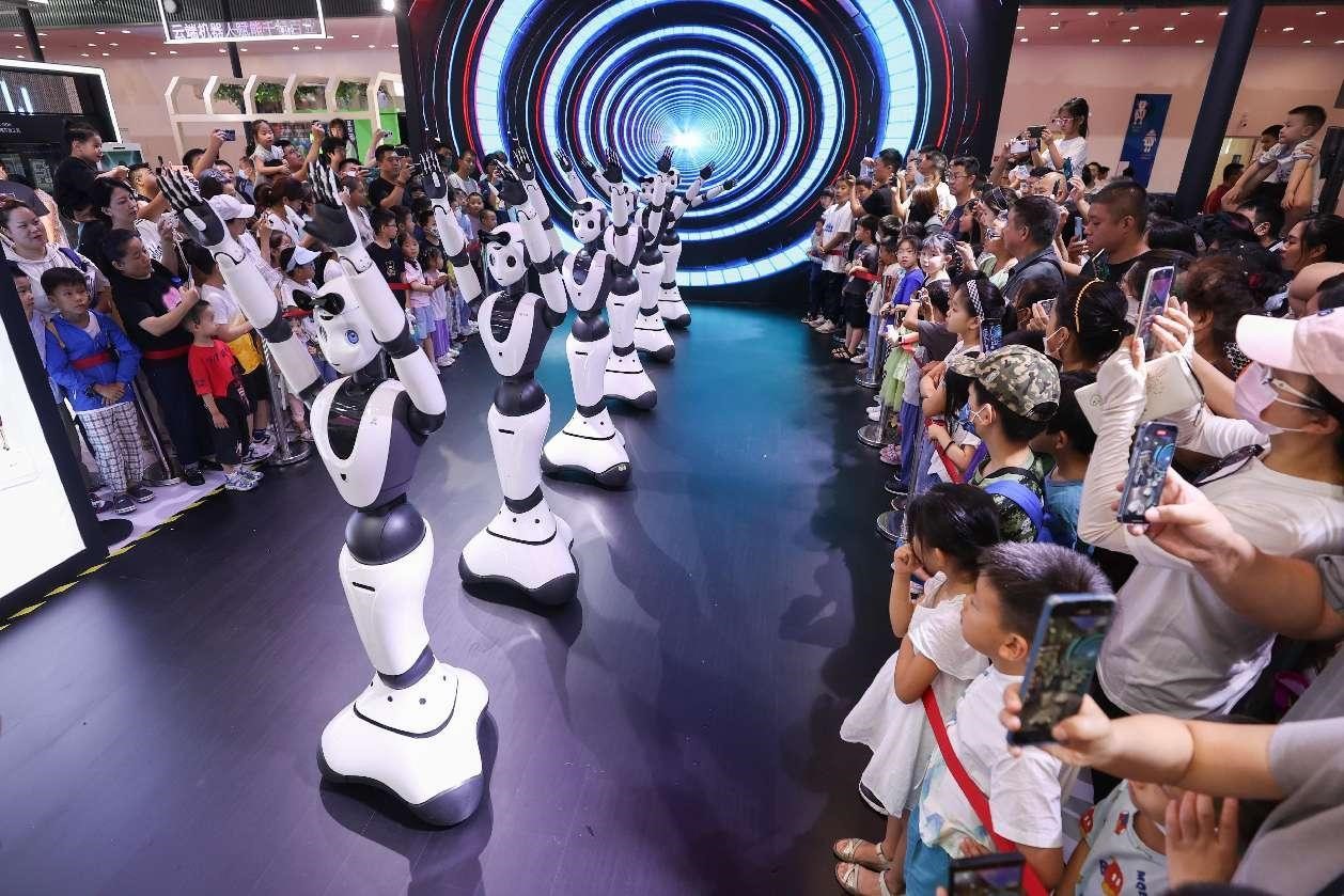 تقرير اخباري: روبوتات الخدمة الصينية تلقى ترحيبا واسعا في السوق الخارجية