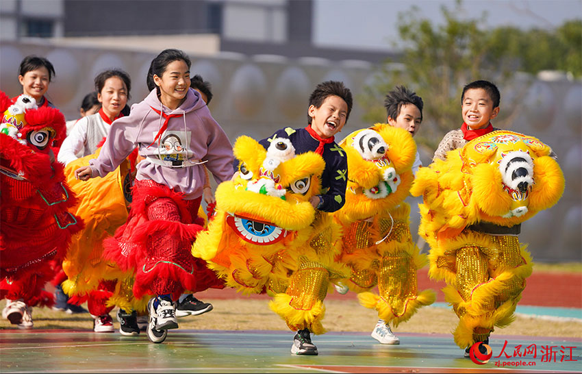 مدارس محافظة نينغهاي تدرج رقصة التنين في حصة الرياضة