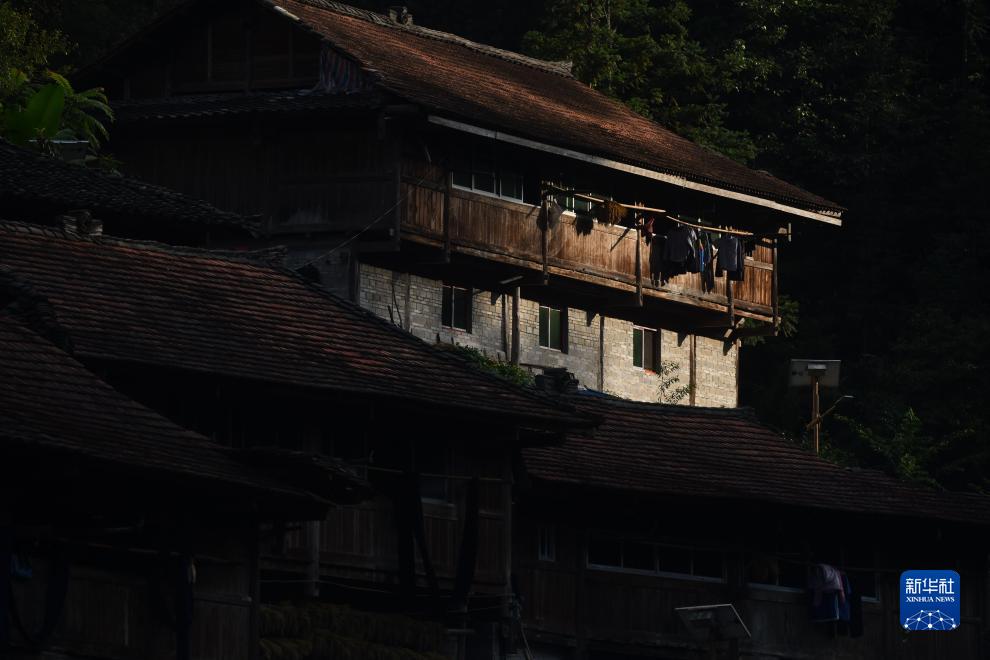 الطراز المعماري التقليدي المتميز في قرية وويينغ لقومية مياو