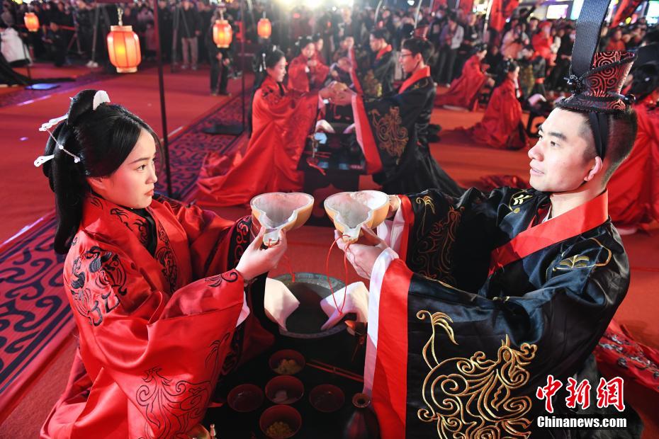 حفل زفاف جماعي يستعرض تقاليد الزواج القديمة في تشانغشا