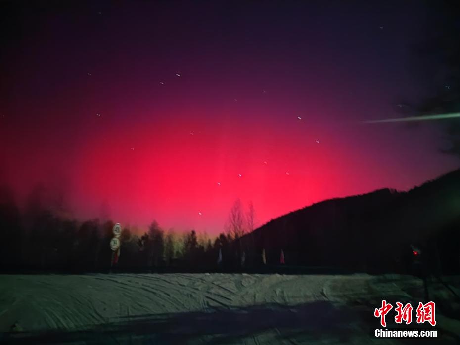 رائع وزاهي الالوان! ظهور مناظر الشفق القطبي في العديد من المناطق في شمال الصين