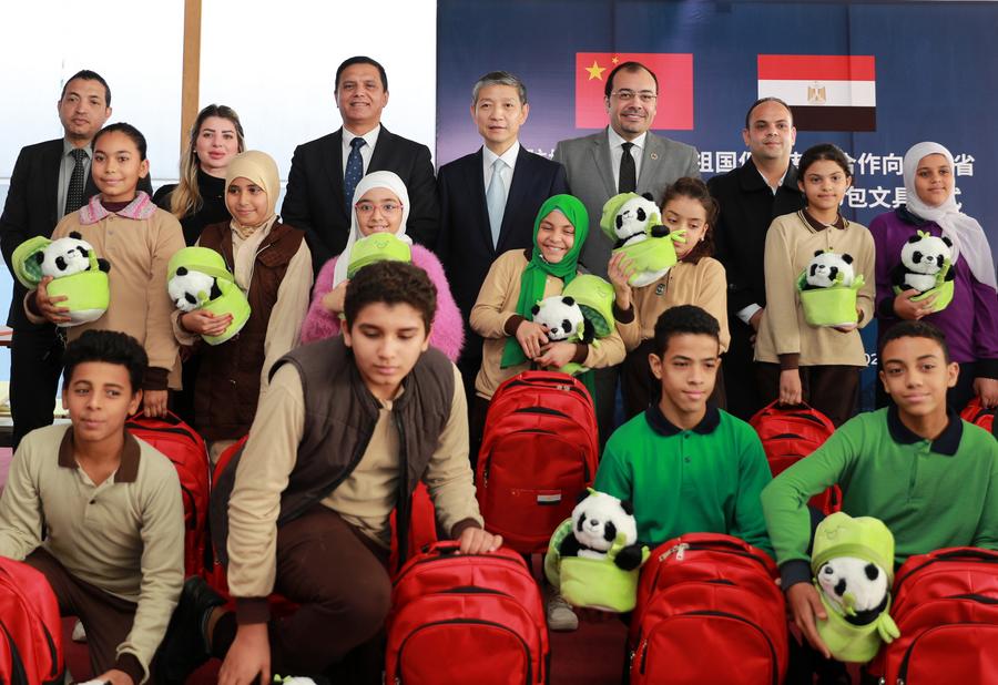 السفارة الصينية تتبرع بمستلزمات مدرسية لمئات الطلاب المصريين