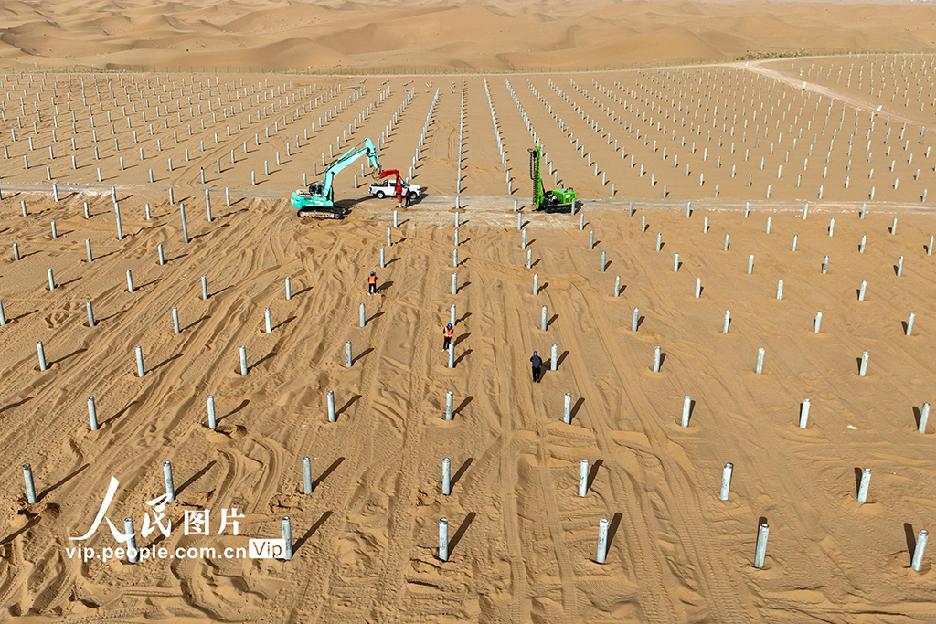 أشغال بناء أكبر محطة كهروضوئية في صحراء تنغر تتقدم بخطى متسارعة