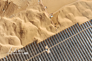 أشغال بناء أكبر محطة كهروضوئية في صحراء تنغر تتقدم بخطى متسارعة