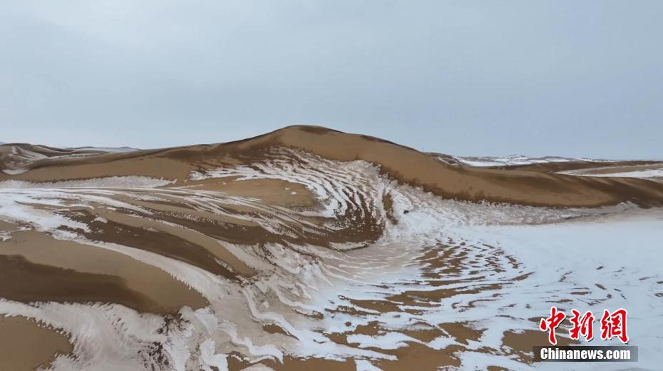 أرض الخيال .. تصوير جوي لتساقط الثلوج في الصحراء