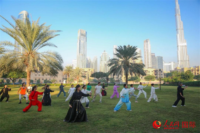 الصورة: سكان دبي يمارسون رياضة التاي تشي