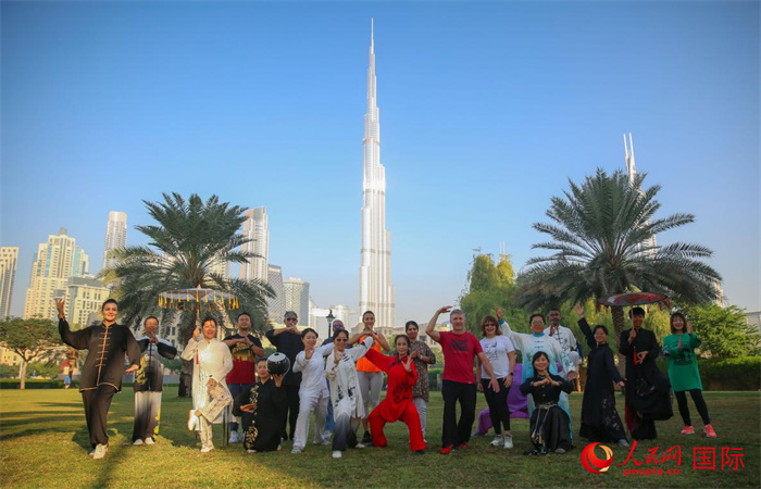 سكان دبي يقبلون على ممارسة رياضة التاي تشي