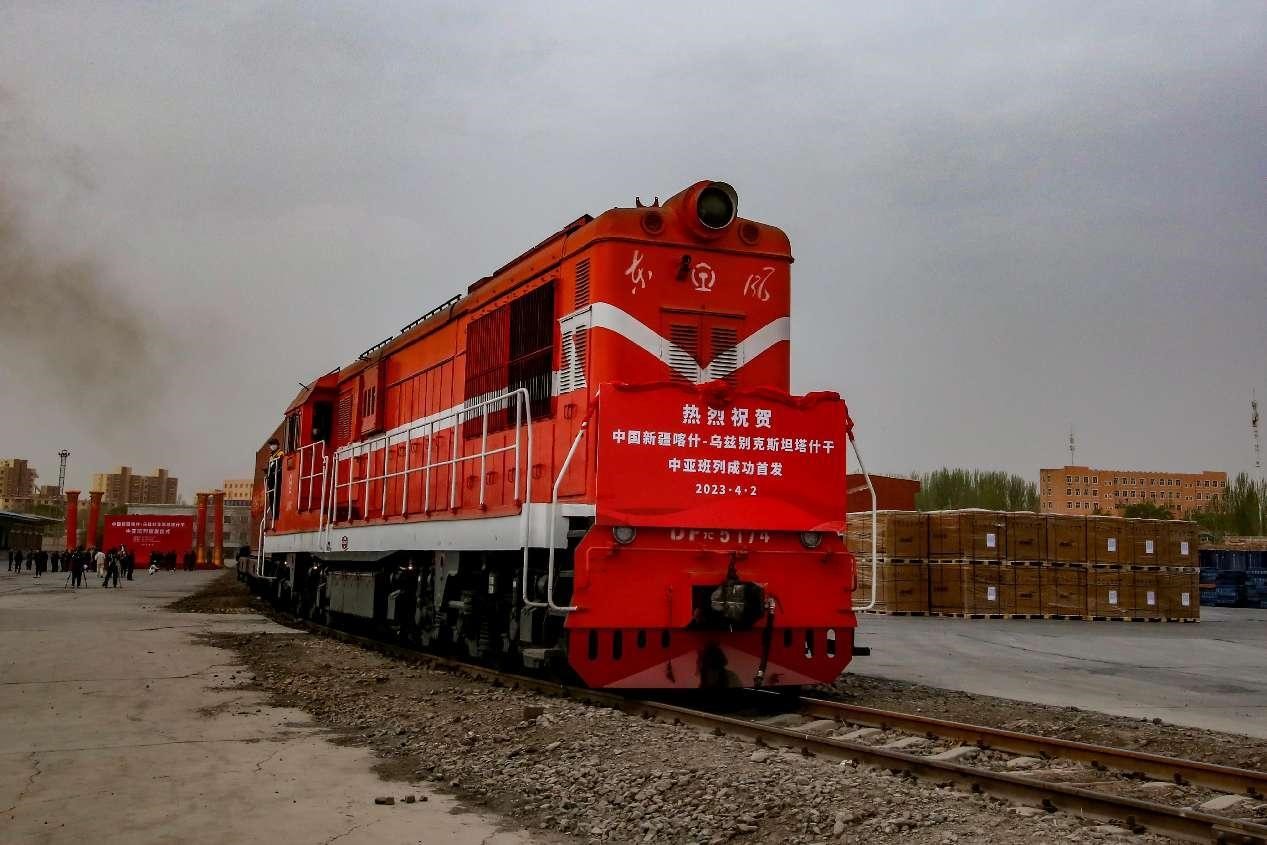 في 2 أبريل 2023 غادر قطار محمل بالبضائع من مركز الشحن بمحطة كاشغر بشينجيانغ متوجها إلى آسيا الوسطى. تساي تسنغ له / صورة الشعب