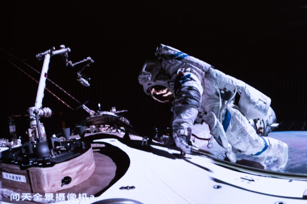 طاقم شنتشو-17 يكمل أول مهمة سير في الفضاء