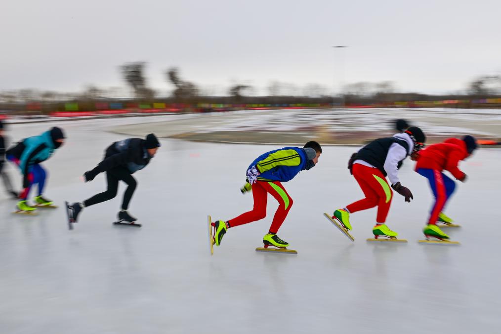 الصورة: تعزيز الرياضات الجليدية والثلجية في مدارس بشمال غربي الصين
