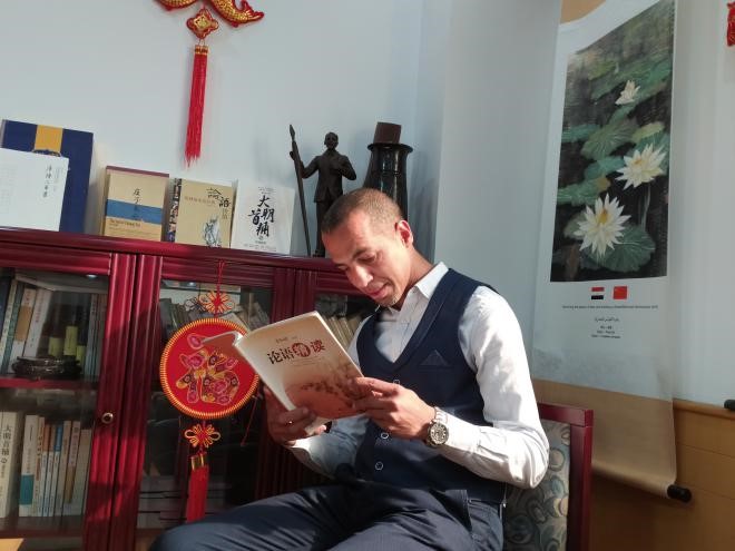 عبّاس يقرأ كتاب "الحوار" لكونفوشيوس. تصوير هوانغ بي تشاو، مراسل صحيفة الشعب