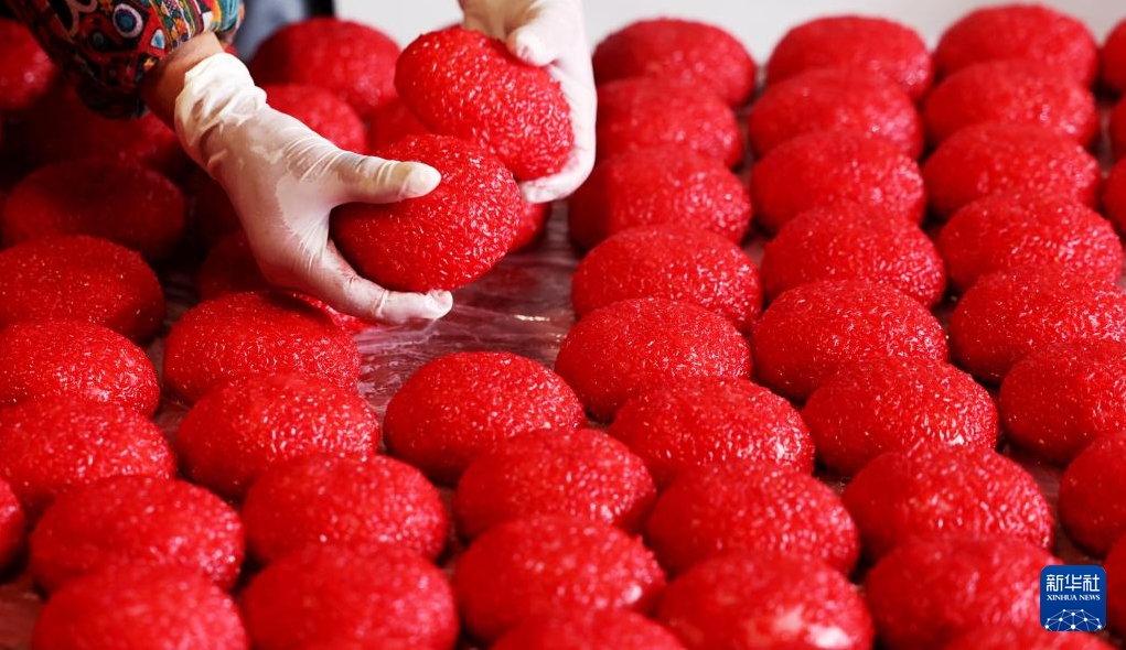 يوبينغ، قويتشو: رائحة الكعك الأحمر تبشر بحلول عيد الربيع