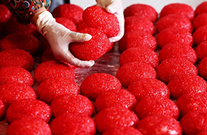 يوبينغ، قويتشو: رائحة الكعك الأحمر تبشر بحلول عيد الربيع