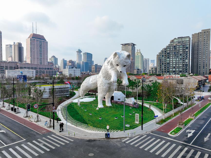 بالصور: تركيب فني لثعلب عملاق في شنغهاي