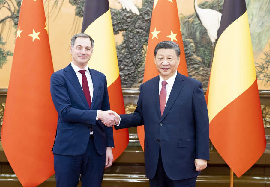 شي يلتقي رئيس وزراء بلجيكا في بكين ويتفقان على تعزيز العلاقات