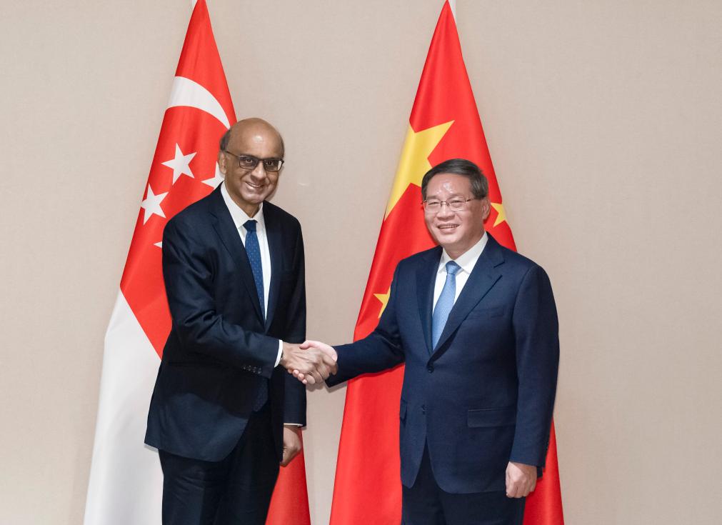 رئيس مجلس الدولة الصيني والرئيس السنغافوري يتعهدان بتعزيز العلاقات الثنائية والتعاون