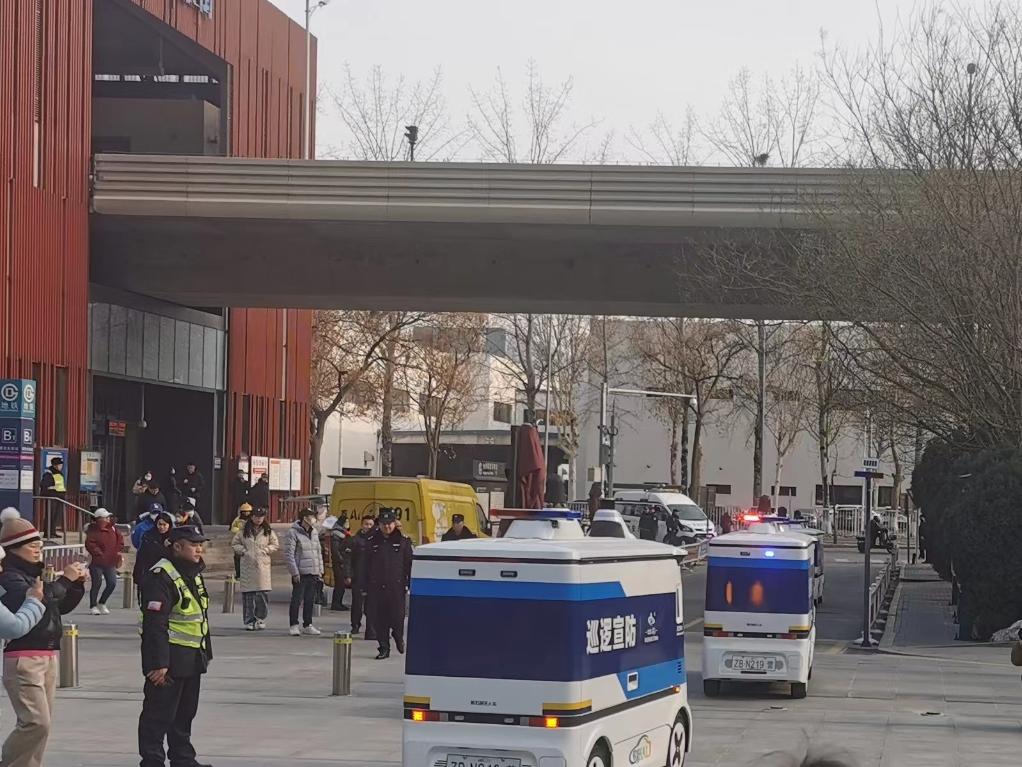 اختبار مركبات دوريات الشرطة ذاتية القيادة على طرق بكين