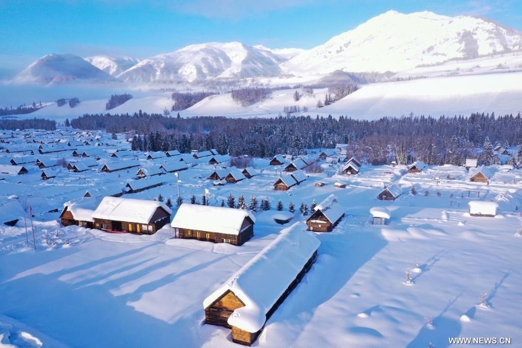 مناظر لقرية خمو بمنطقة شينجيانغ الويغورية ذاتية الحكم في شمال غربي الصين بعد تساقط الثلوج