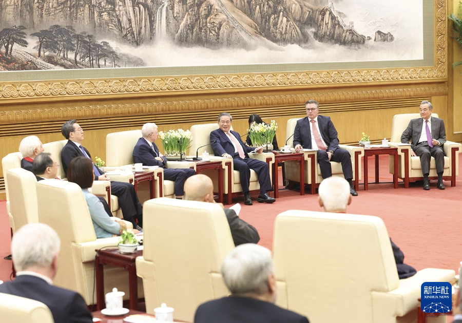 رئيس مجلس الدولة: الصين منفتحة على المواهب الأجنبية حول العالم