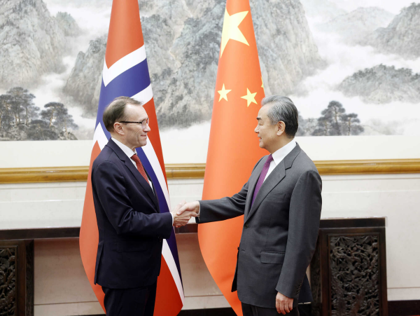 وزيرا خارجية الصين والنرويج يعقدان محادثات