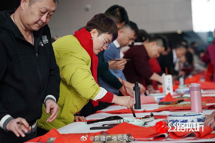 الخطّاطون في شينجيانغ يكتبون أمانيهم بالعام الجديد