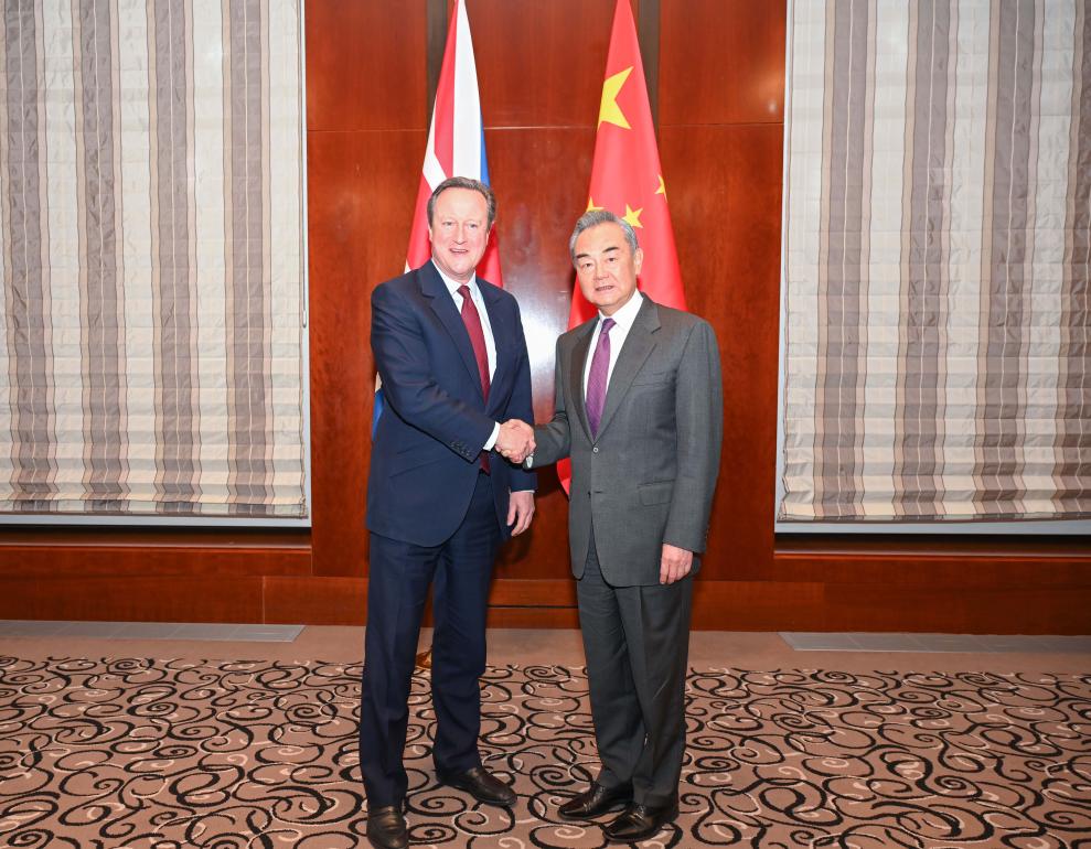 وزير الخارجية الصيني يدعو إلى علاقات سليمة ومطردة بين الصين وبريطانيا