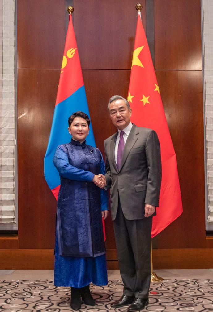 وزير الخارجية: الصين مستعدة لتعزيز المواءمة بين الإستراتيجيات التنموية مع منغوليا