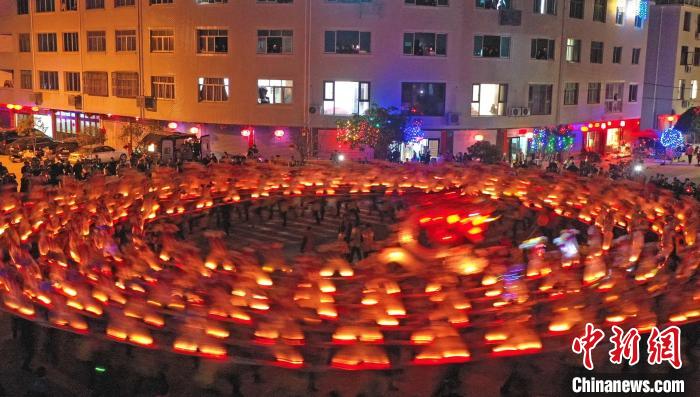 شيانجو، تشجيانغ: رقصة التنين المقعد بطول 560 متراً احتفالا بعيد الربيع