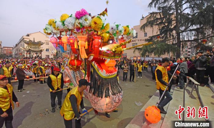 شيانجو، تشجيانغ: رقصة التنين المقعد بطول 560 متراً احتفالا بعيد الربيع