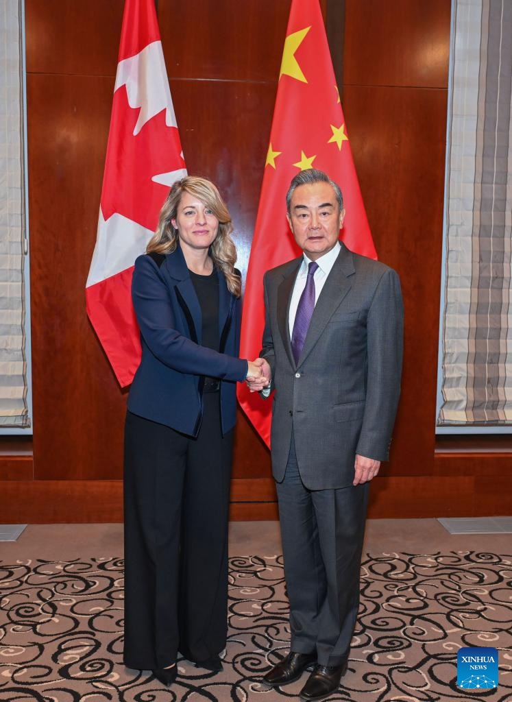 وزير الخارجية الصيني يحث كندا على خلق أجواء إيجابية للعلاقات الثنائية