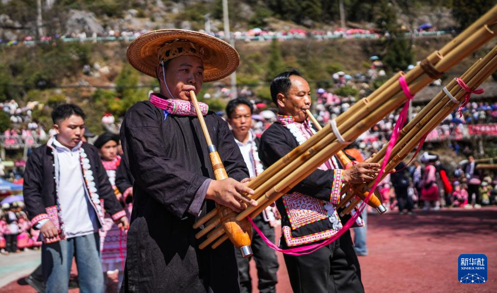 سكان قومية مياو في قويتشو يحتفلون بمهرجان رقصة الزهور