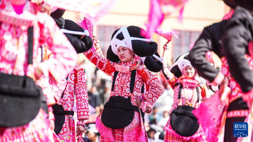 سكان قومية مياو في قويتشو يحتفلون بمهرجان رقصة الزهور