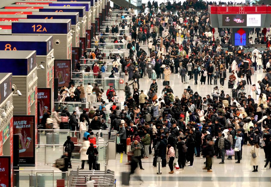 السكك الحديد في الصين تتعامل مع أكثر من 300 مليون رحلة ركاب خلال ذروة سفر عيد الربيع