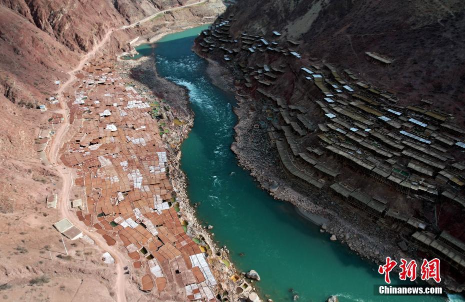 صور جوية تظهر جمال حقول الملح في شيتسانغ